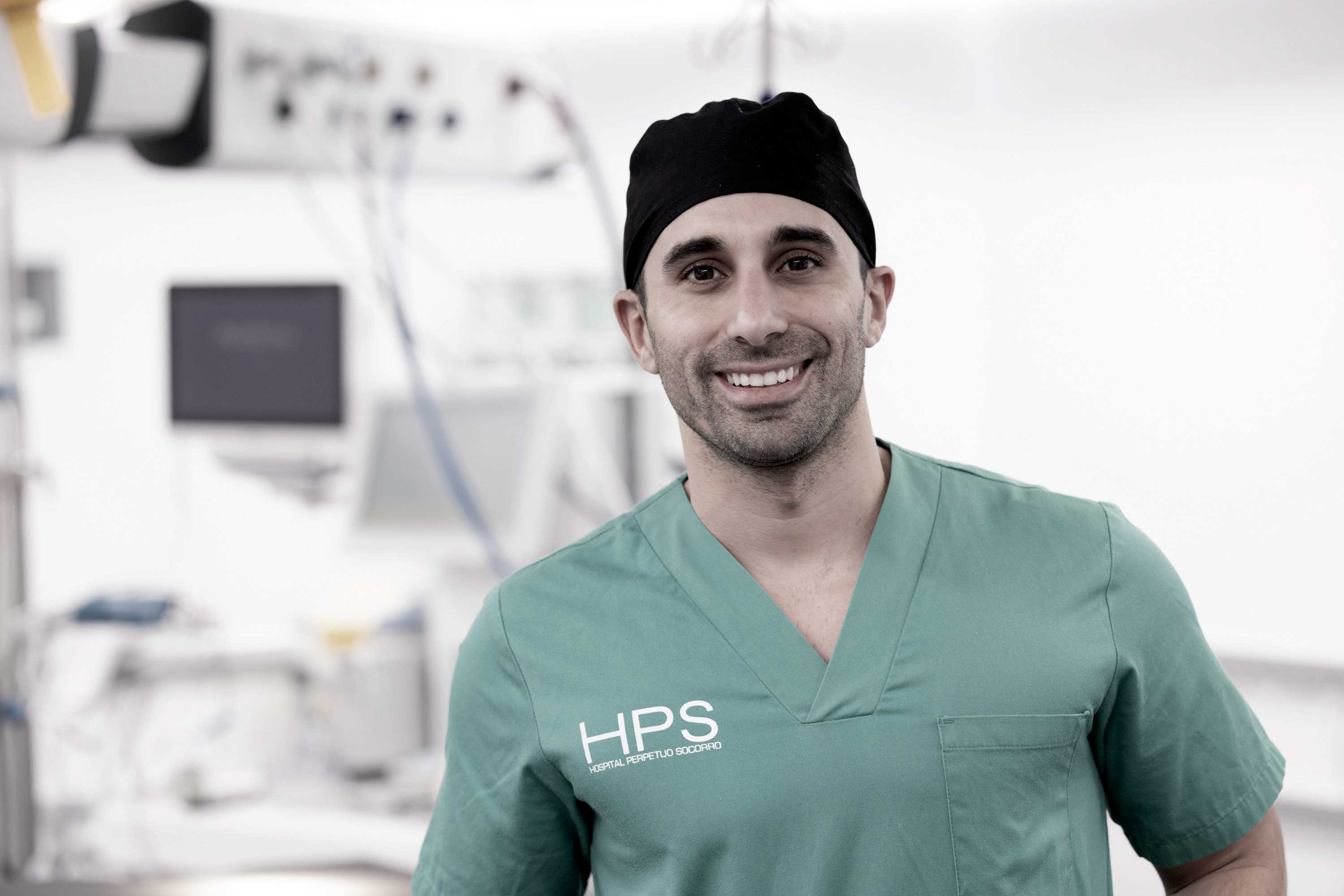 Exploración neurológica cervical del Dr. Kevin Armas a un paciente con dolor de cuello y hormigueo en el brazo