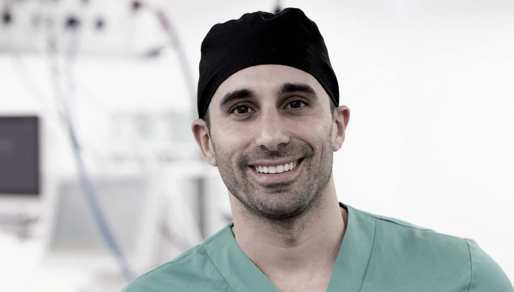 Dr. Kevin Armas realizando neurocirugía en Las Palmas